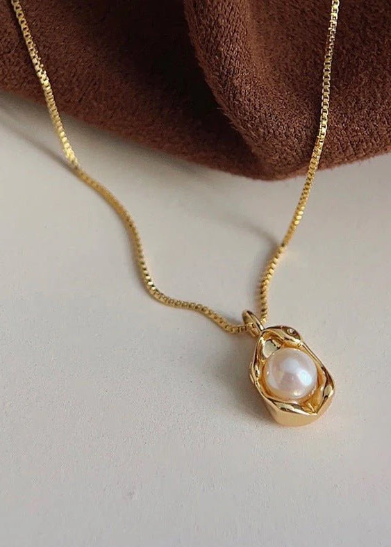 Pearl Hug Necklace